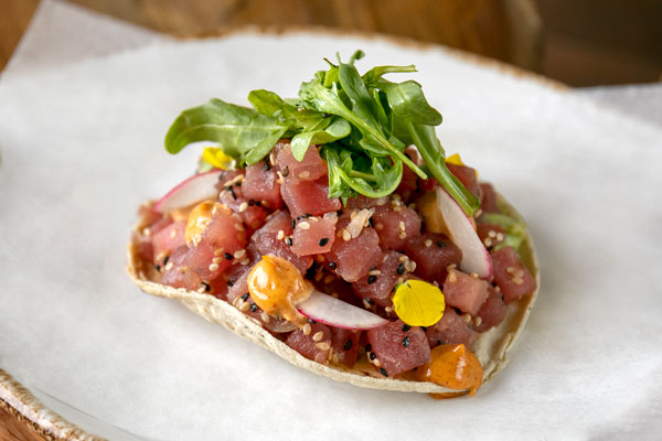 TOSTADA RIBETEADA AL CARBÓN Y ATÚN SAKU ROJO